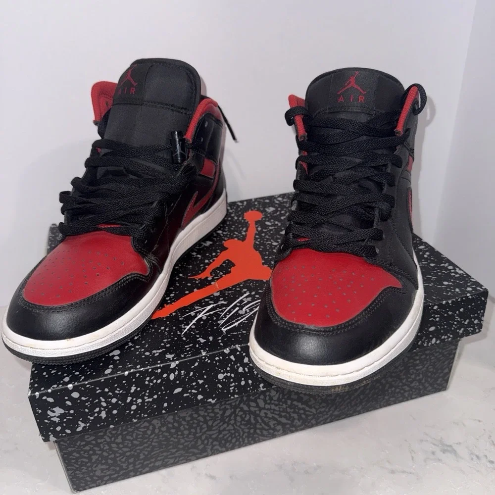 Nike Air Jordan 1 Mid Banned Bred 2020 Size 9 Men's 554724-074 EXCELLENT